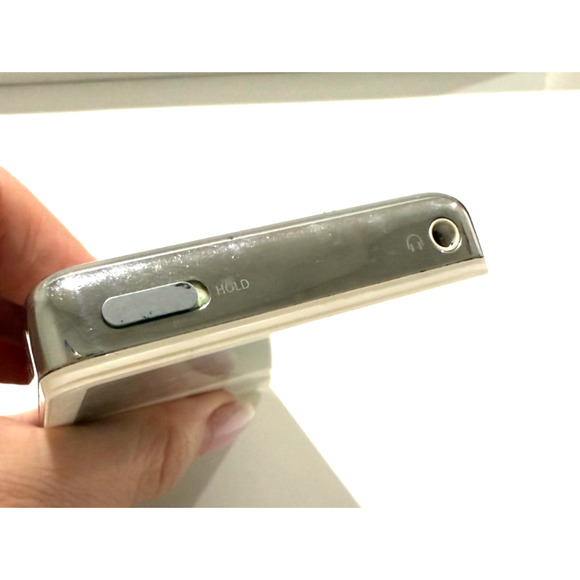 Apple iPod classic 5th Generation White (60 GB) Untested - Picture 5 of 6